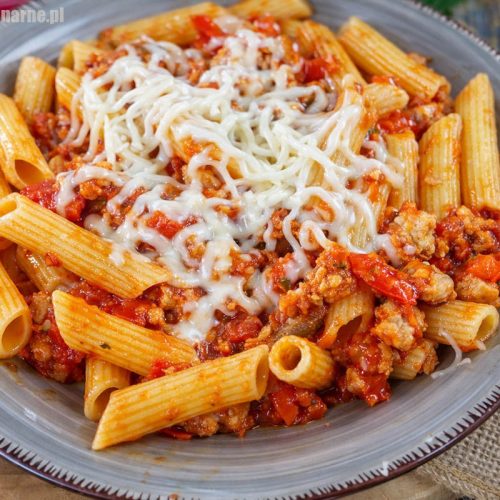 Makaron w sosie pomidorowym z mięsem i grzybami