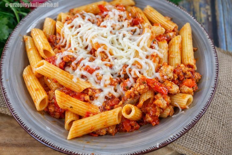 Makaron w sosie pomidorowym z mięsem i grzybami