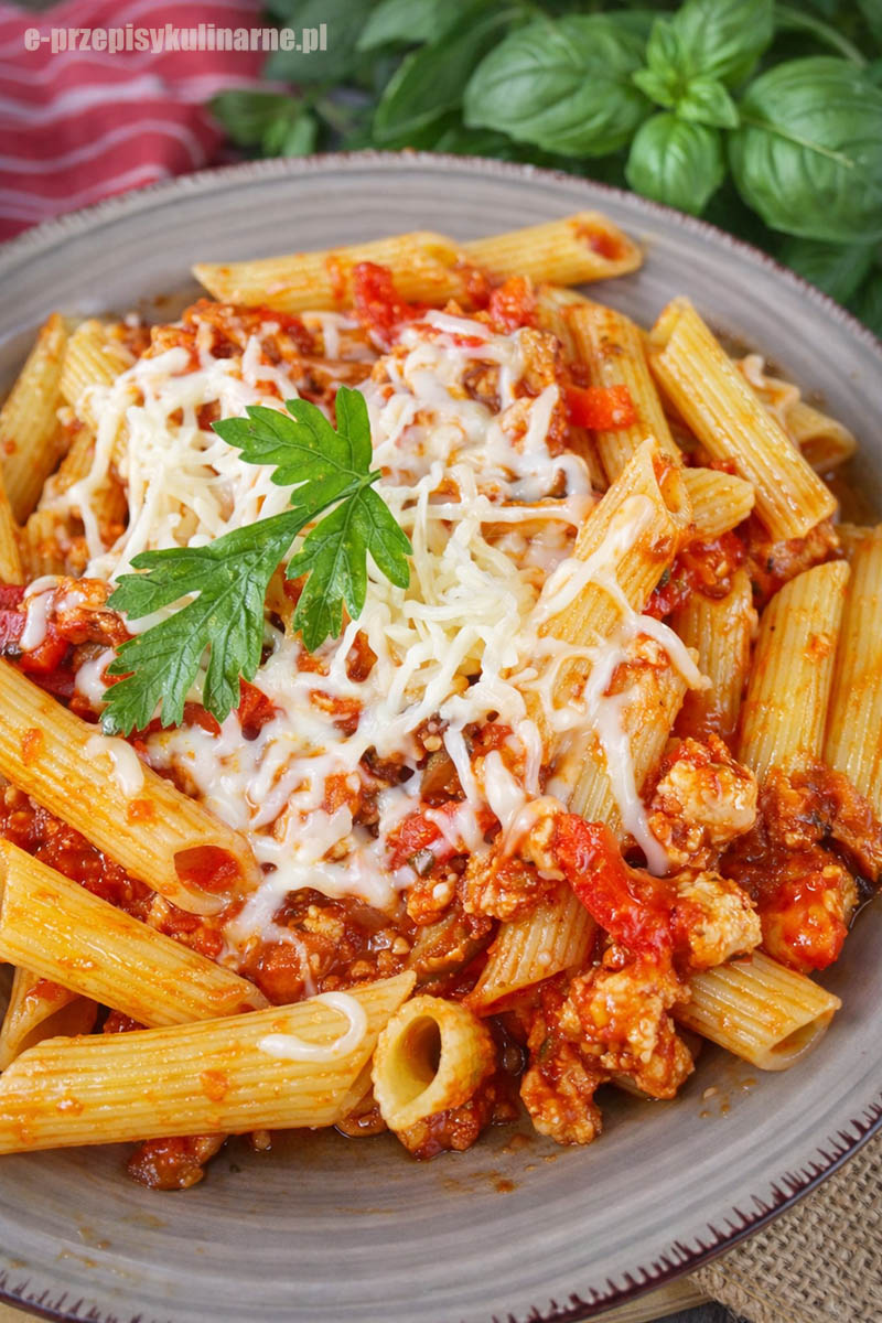 Makaron w sosie pomidorowym z mięsem i grzybami