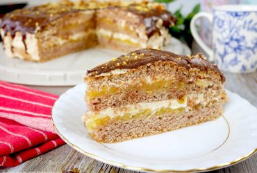 Zimowy torcik z jabłkami i kremem orzechowym