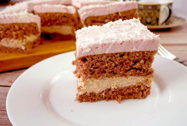 Ciasto Dworska Fantazja – elegancki deser z kremem i lekką pianką