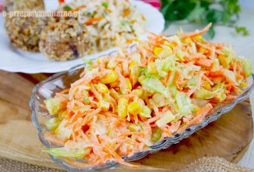 Surówka z sałaty lodowej, marchewki i pora – lekka i bardzo smaczna