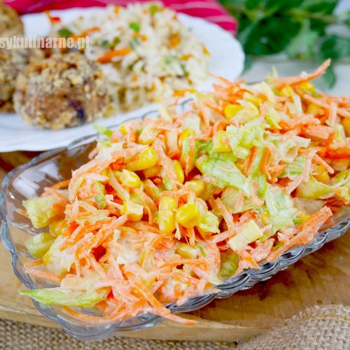 Surówka z sałaty lodowej, marchewki i pora – lekka i bardzo smaczna