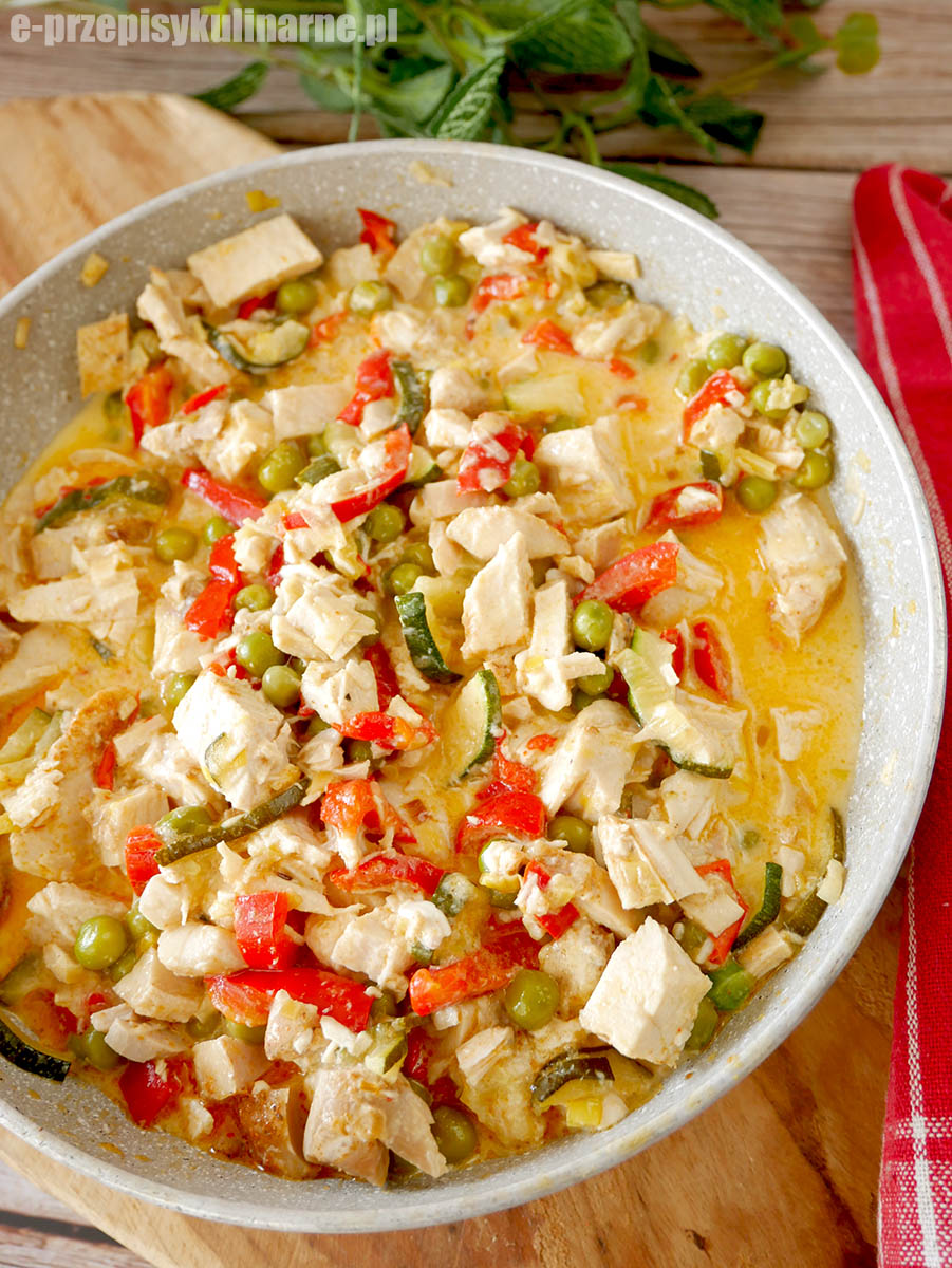 Potrawka z kurczaka z warzywami w śmietankowym sosie