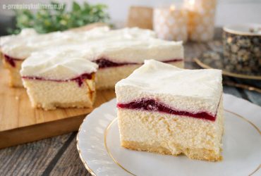 Sernik śmietankowy – kremowy, delikatny i bardzo prosty