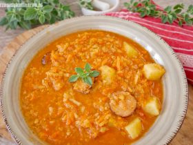 Zupa gospodarska z kiełbasą – gęsta, sycąca i bardzo smaczna