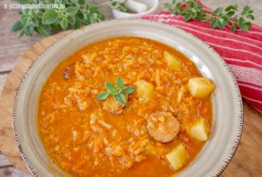 Zupa gospodarska z kiełbasą – gęsta, sycąca i bardzo smaczna