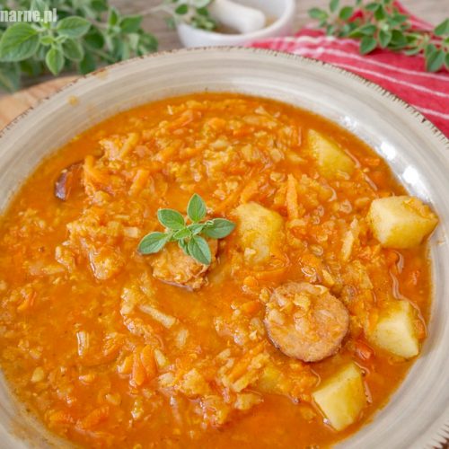 Zupa gospodarska z kiełbasą – gęsta, sycąca i bardzo smaczna