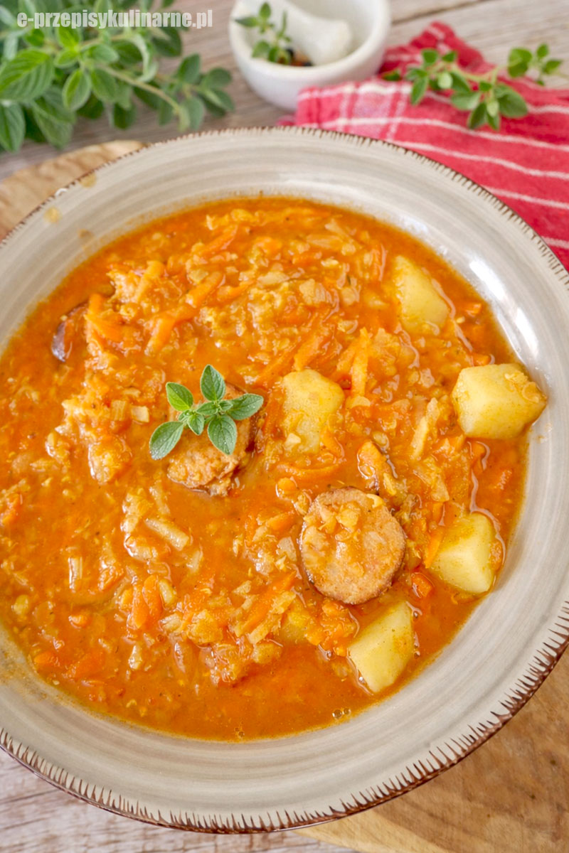 Zupa gospodarska z kiełbasą – gęsta, sycąca i bardzo smaczna