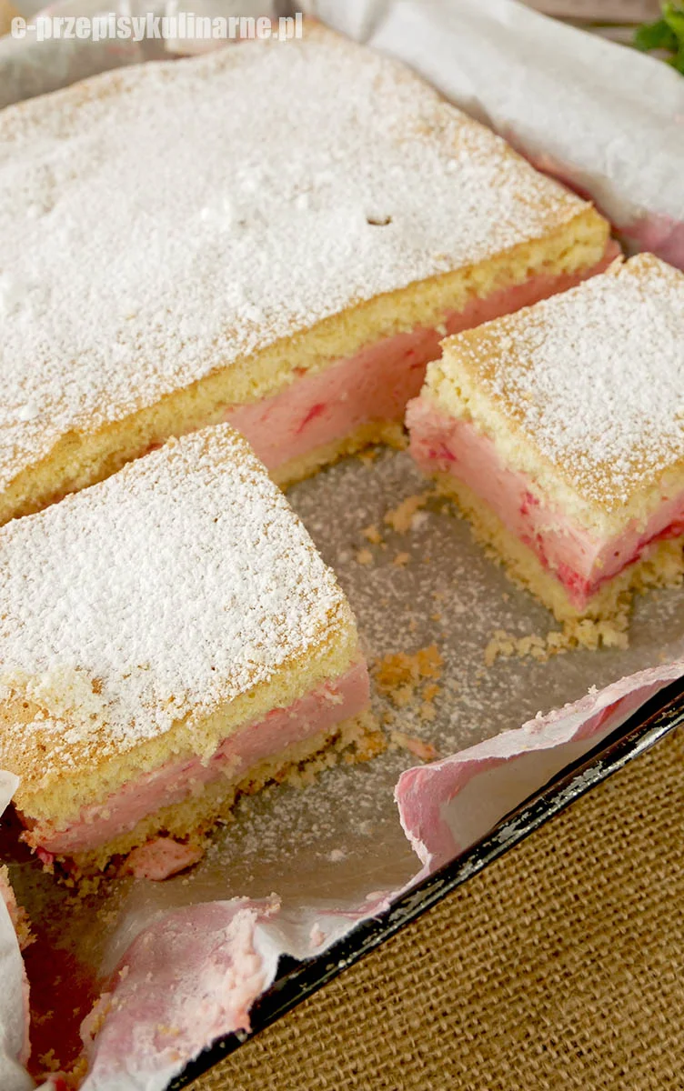 Biszkopt z pianką truskawkową – prosty przepis na lekkie ciasto