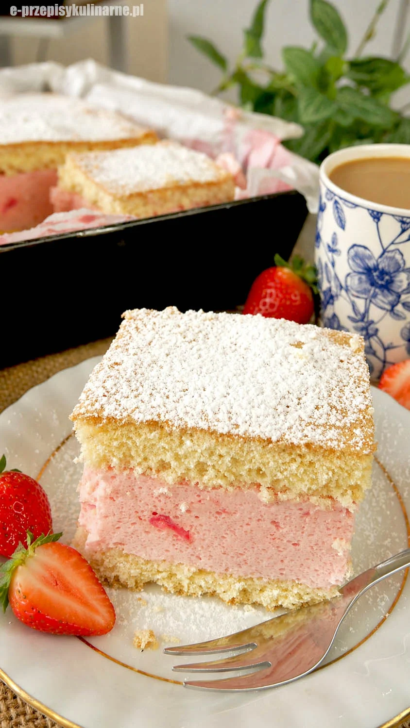 Biszkopt z pianką truskawkową – prosty przepis na lekkie ciasto