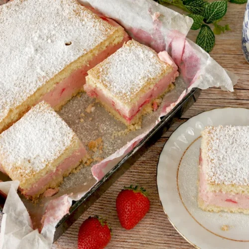 Biszkopt z pianką truskawkową – prosty przepis na lekkie ciasto