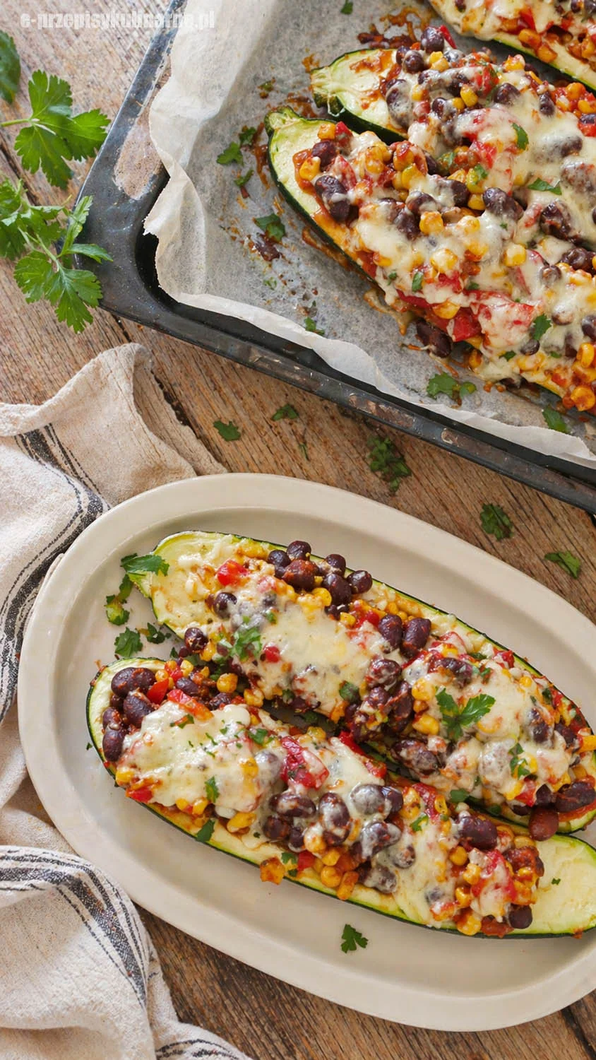 Cukinia faszerowana z fasolą i kukurydzą – ten farsz robi całą robotę. Prosty obiad z piekarnika