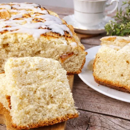 Drożdżówka z serem i jabłkami – miękka, puszysta i idealna do kawy