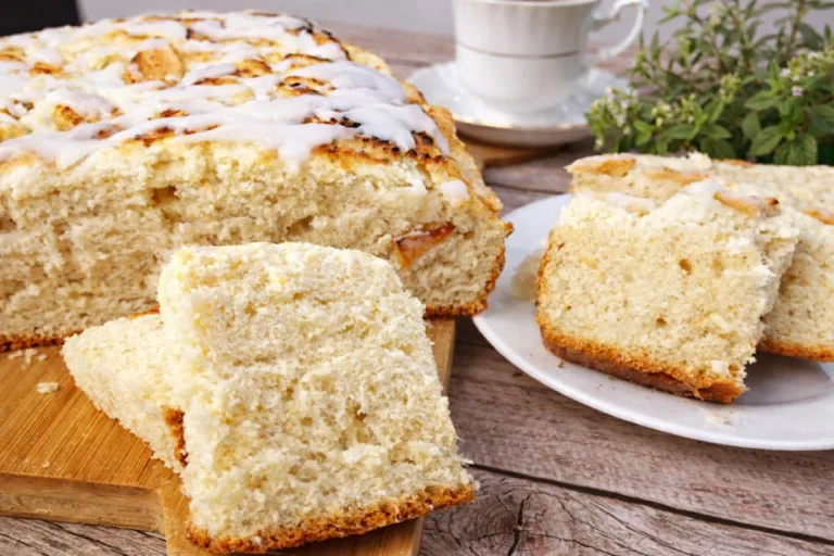 Drożdżówka z serem i jabłkami – miękka, puszysta i idealna do kawy