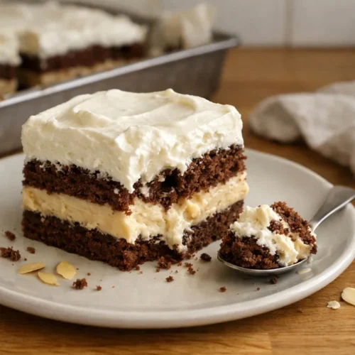 Ciasto kakaowe z kremem marcepanowym i amaretto – wilgotne i kremowe