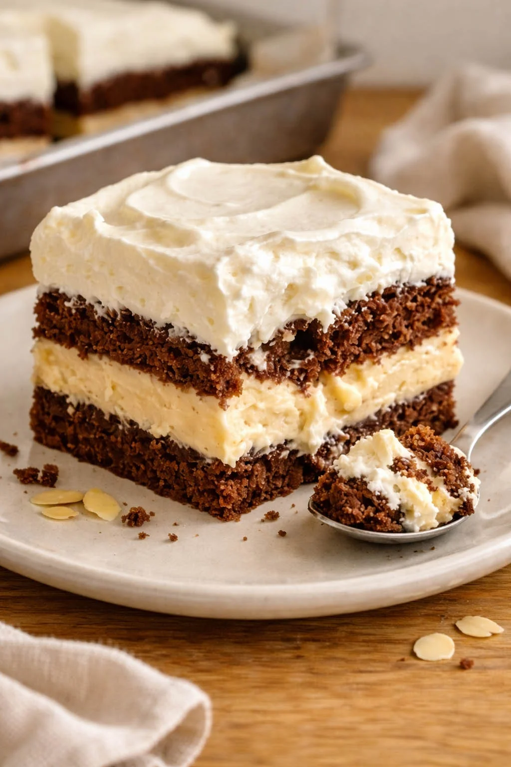 Ciasto kakaowe z kremem marcepanowym i amaretto – wilgotne i kremowe