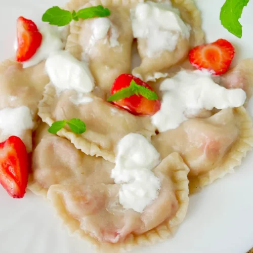 Pierogi z truskawkami – prosty przepis na letni obiad