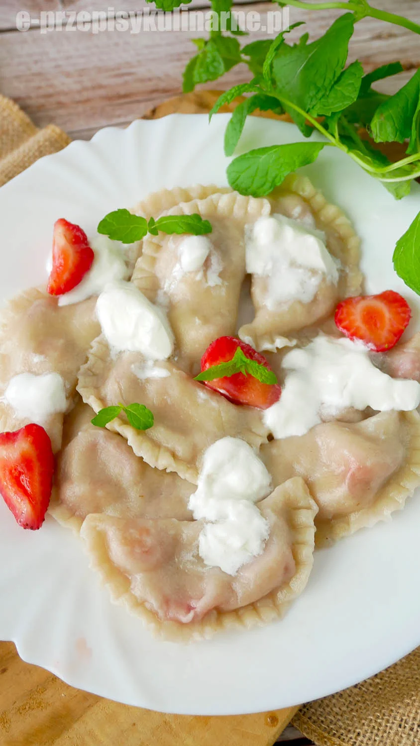 Pierogi z truskawkami – prosty przepis na letni obiad