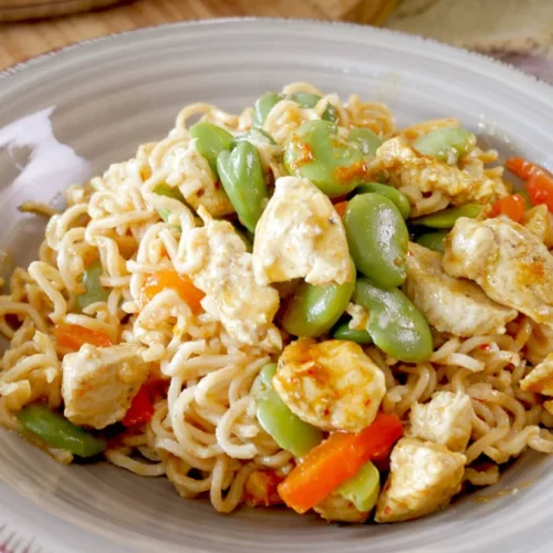 Makaron noodle z kurczakiem w sosie curry – prosty przepis na obiad