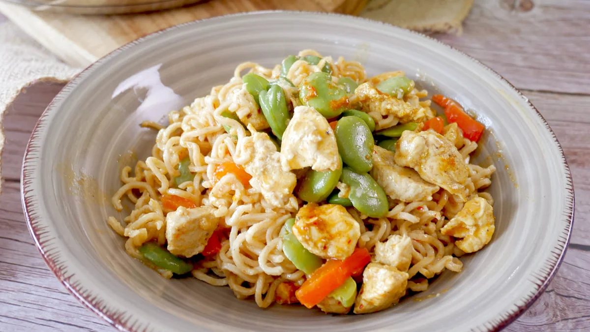 Makaron noodle z kurczakiem w sosie curry – prosty przepis na obiad