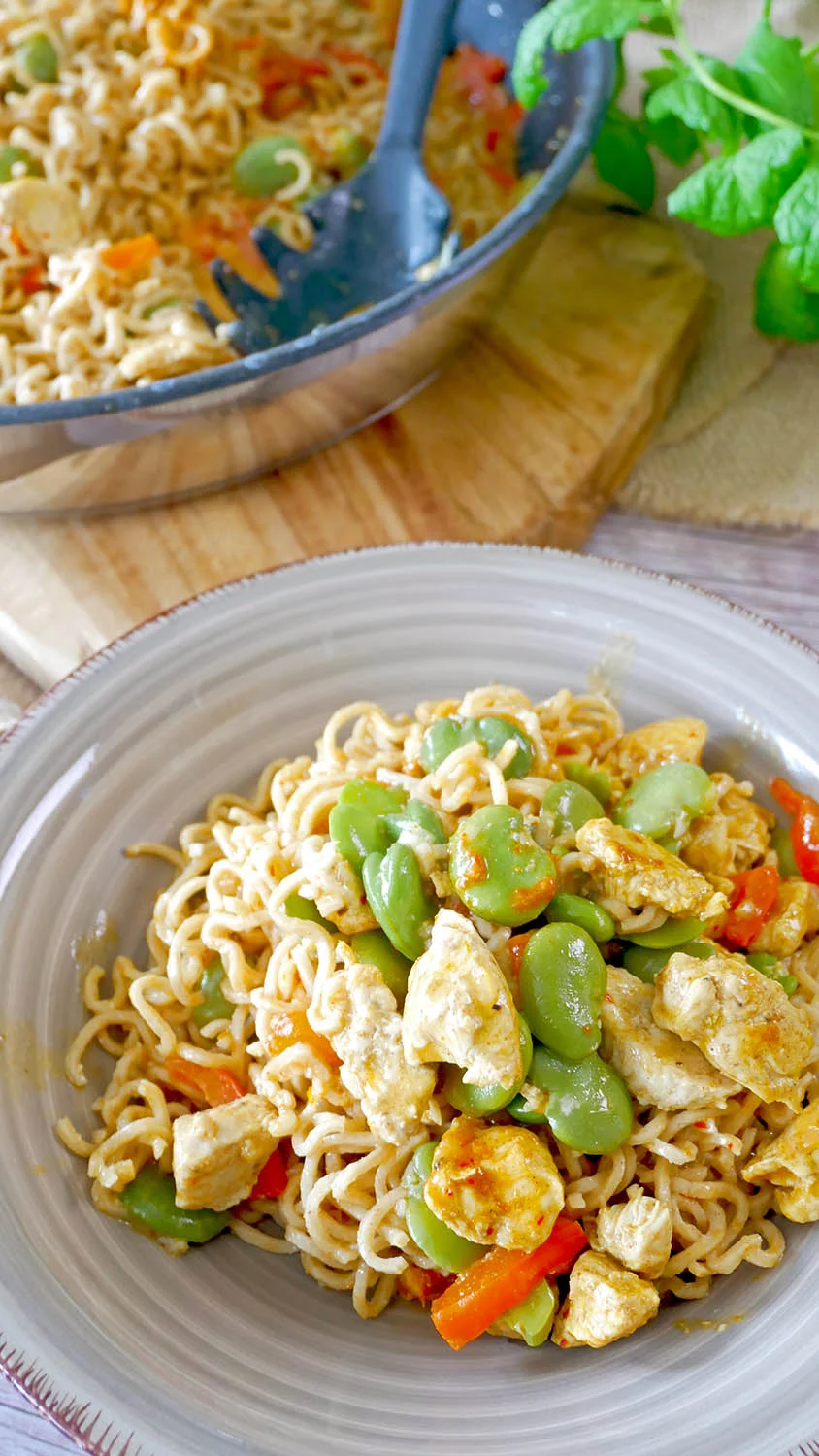 Makaron noodle z kurczakiem w sosie curry – prosty przepis na obiad