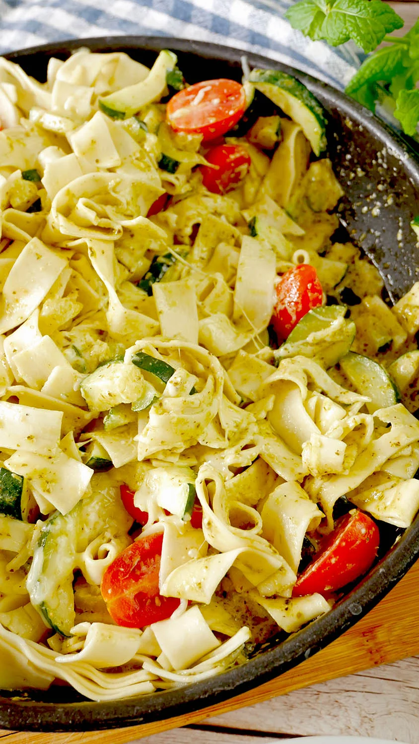 Szybki makaron z cukinią i pesto – obiad w 20 minut