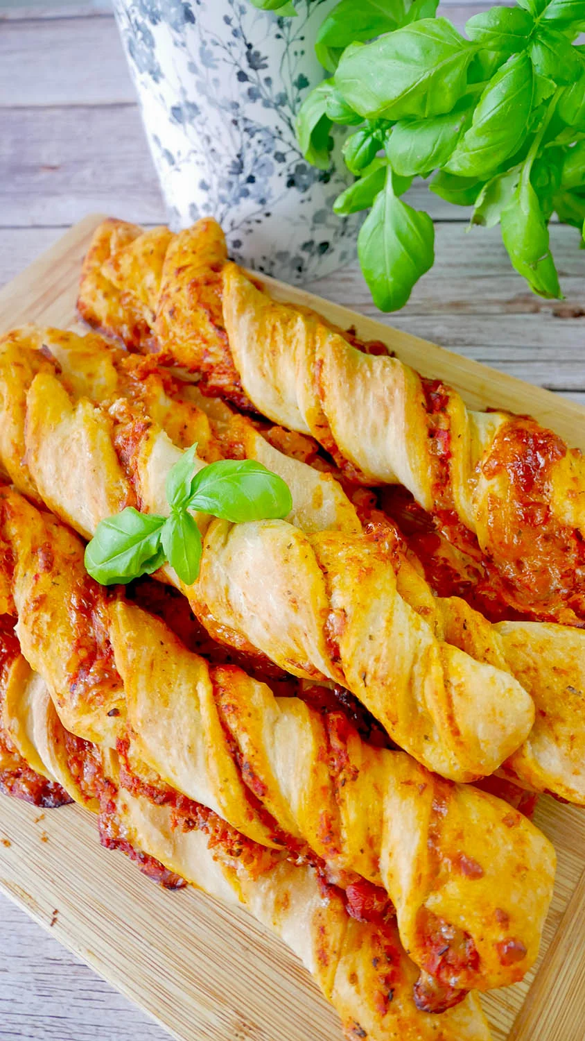 Pizzowe paluchy – prosty przepis na domową przekąskę