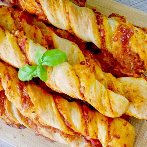 Pizzowe paluchy – prosty przepis na domową przekąskę
