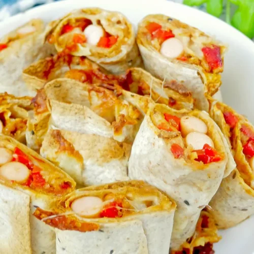 Tortillowe zawijasy z parówkami – prosty przepis na ciepłą przekąskę