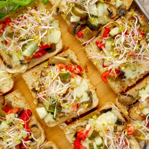 Tosty na bogato z pesto i mozzarellą – prosty przepis na sycącą kolację