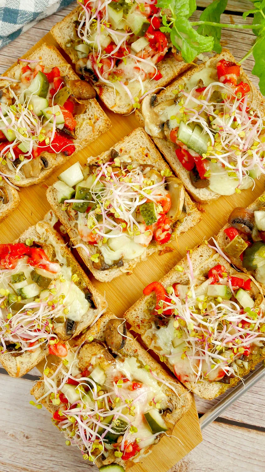 Tosty na bogato z pesto i mozzarellą – prosty przepis na sycącą kolację
