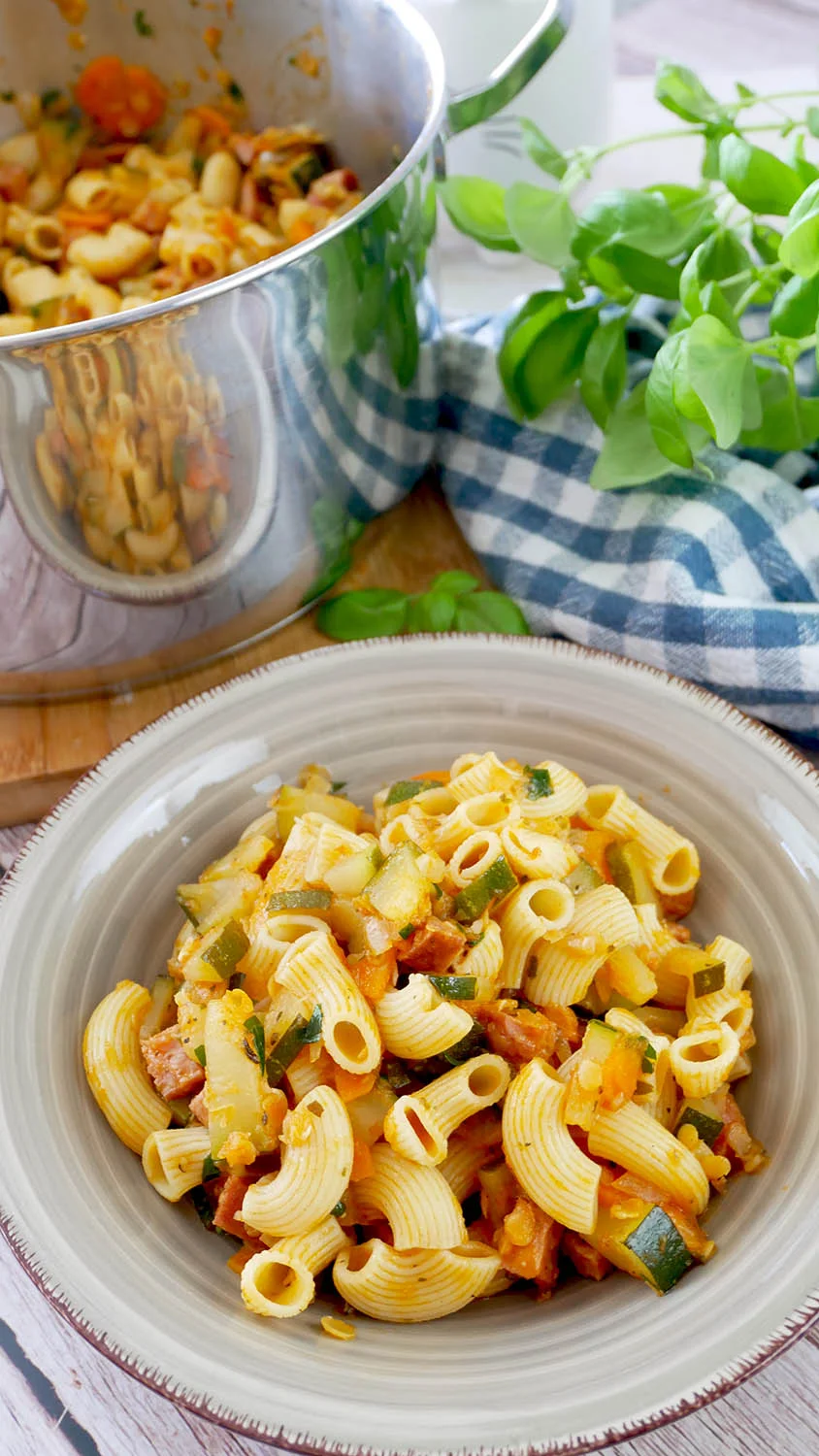 Kociołek wiejski z makaronem – prosty przepis na sycący obiad